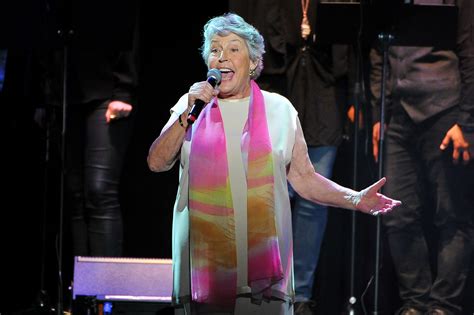 Helen Reddy I Am Woman Singer And Activist Dead At 78 Rolling Stone