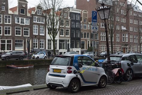 A critical review of the range of design initiatives that were projected on amsterdam bijlmermeer since its problematic realization. Metropoolregio Amsterdam: meer elektrische voertuigen ...