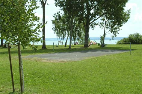 Balatonudvari a tó melletti kisebb lélekszámú települések egyike, ahol ráadásul több strand is helyet kap. Fövenyesi Strand | Balatonudvari strand | Strand.hu