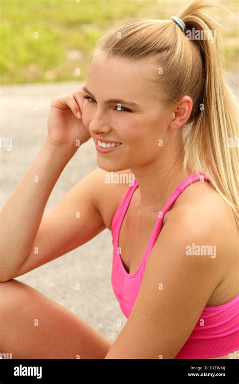 Hübsche Blondine Fitness Frau Ehrliches Porträt Lächelnd Stockfoto