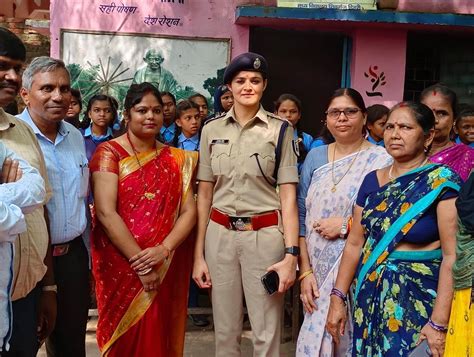 ब्‍यूटी विद ब्रेन ips navjot simi बिहार के poshan mela में इस अंदाज में दिखीं ias tushar singla