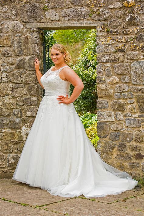 Ball gown wedding dresses are available in different styles of sleeves and necklines and also come in different train lengths. Wedding dresses for the fuller figure in Derry, Northern ...