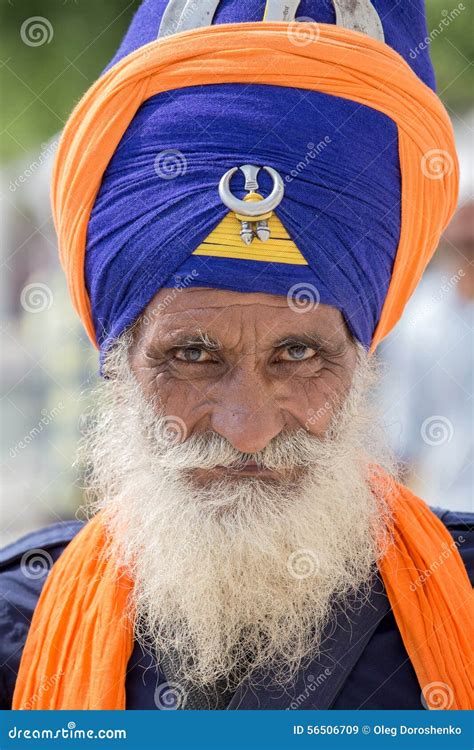 Sikh Mens Die De Gouden Tempel In Amritsar Punjab India Bezoeken Redactionele Stock Afbeelding