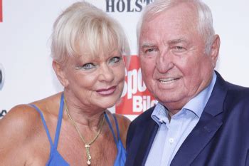 Bekannt wurde er als hauptverantwortlicher der fußballabteilung des bundesligisten bayer 04 leverkusen, für den er von 1976 bis 2004 arbeitete. "Sport-Bild Award" mit Rudi Völler, Regina Halmich, Rainer ...