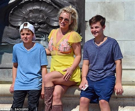 Britney Spears And Sons Sean 12 And Jayden 11 Visit Buckingham