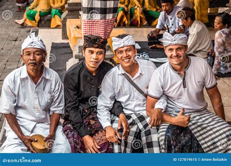 Bali Indonesia 25 De Septiembre De 2018 Hombres Del Balinese Con El