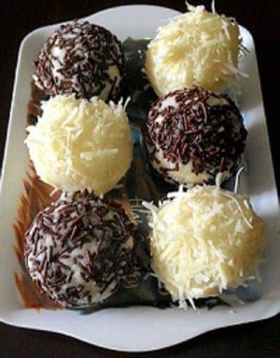 Kue kering bihun berbeda dari kue biasanya, kue ini terbuat dari bihun yang digoreng. Resep Bola Bola Singkong Coklat Keju Enak Praktis