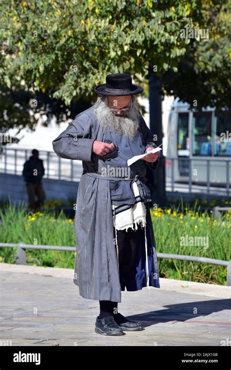 Ultra Orthodox Rabbi In Traditional Dress Stock Photo Alamy