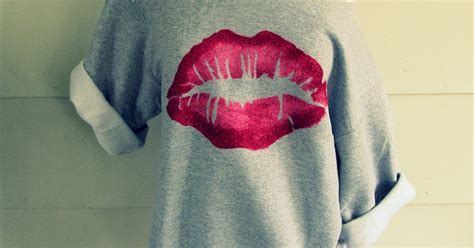 wobisobi kiss me lip sweatshirt diy