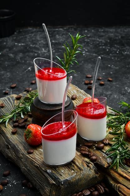 Postre panna cotta y mermelada de fresa en vasos de plástico vista