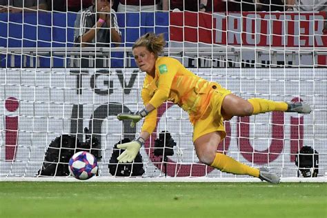 Connecticuts Alyssa Naeher Saves Us Women In World Cup Semifinals