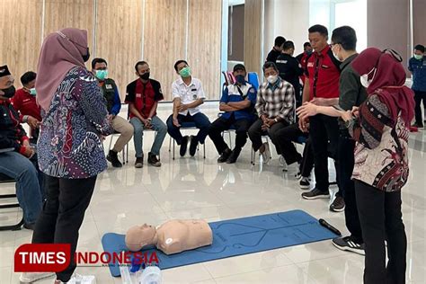 Rs Ubaya Beri Pelatihan Pertolongan Pertama Gawat Darurat Bagi Tim