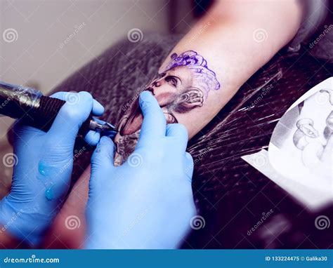 Il Master Del Tatuaggio Sta Facendo Il Suo Lavoro Immagine Editoriale Immagine Di Rosso