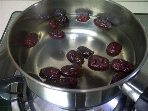 Masukkan timun, ayam, kurma dan sebagai bahan perasa, tambahkan sotong kering. Diary of OTOMAN FAMILIA 1: Rehsia GLOWY-KURMA MERAH aka RED DATES