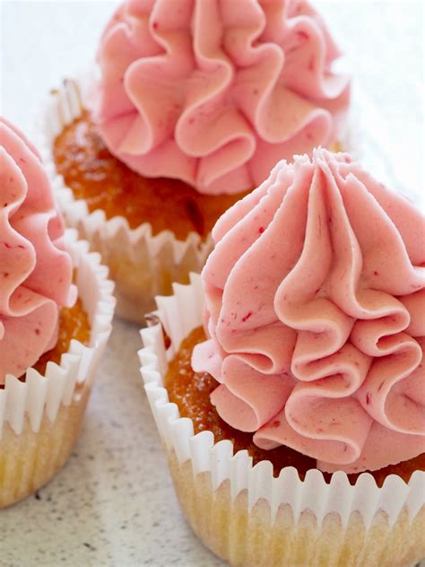 Gambar Cupcake Krim Mentega Lapisan Gula Makanan Berwarna Merah Muda Pencuci Mulut
