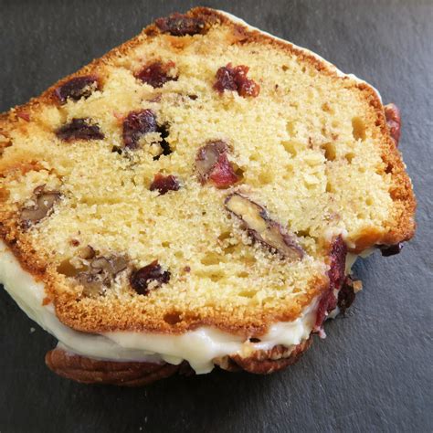 Cake au chocolat blanc cranberries et noix de pécan