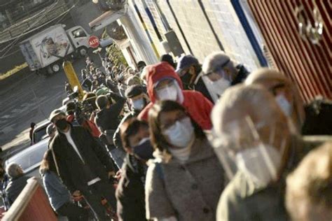 Primera dosis para mayores de 50 inicia el 5 de mayo: Adultos mayores comenzaron a recibir vacuna contra COVID ...