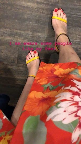 Hot Elizabeth Banks Bikini Pictures Show Off Her Sexy Feet Yoga Hot