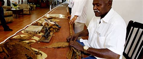 4.12.2018 kültür ve turizm bakanı mehmet nuri ersoy, abd'li sinema yıldızı ve yönetmen elizabeth. 43 metrelik puroyla rekor kırdı - Magazin Haberleri | NTV