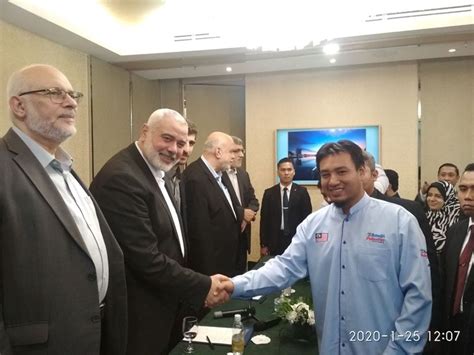 Selain memegang jawatan tertinggi di public bank, beliau juga merupakan pengerusi association of hire purchase companies malaysia dan ahli steering committee and the service provider consultative group of the national payments advisory council, dan ahli the economic action council. HAMAS UCAP TERIMA KASIH KEPADA RAKYAT MALAYSIA KERANA JADI ...