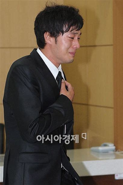 Park yong ha's funeral wake visited by grieving friends (including lee byung hun, choi ji woo, bae yong jun, song seung hun So Ji Sub - Photo Gallery | Photo, Photo galleries, Gallery