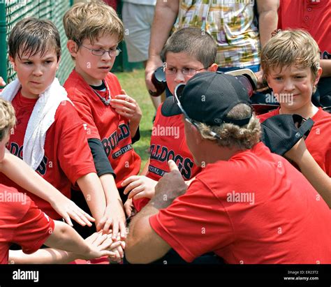 Un Entrenador Que Está Dando ánimos A Su Equipo De Béisbol De 10 11 Años De Edad Los Niños Antes