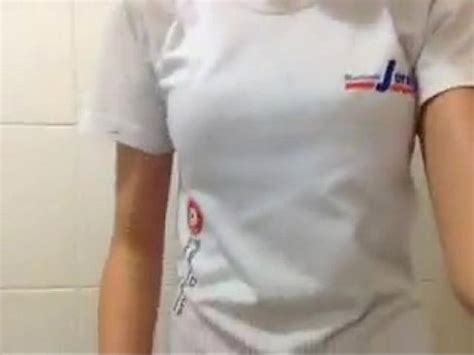 Novinha pelada se masturbando no banheiro Pornô Vídeo