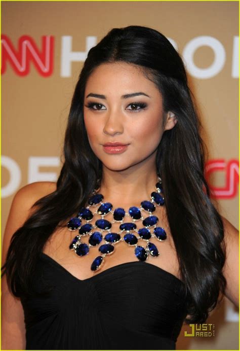 Shay Mitchell At The Cnn Heroes Awards Her Hair Makeup And Jewelry