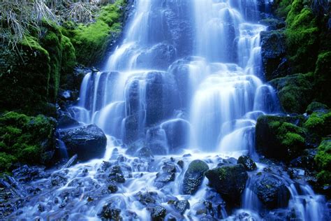 A Waterfall With The Words No Hay Que Aprgar La Luz Del Oro Para