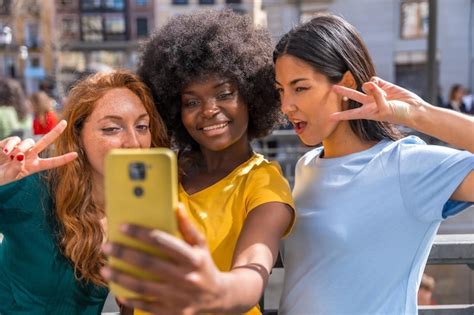 Premium Photo Multiracial Young Women Taking A Selfie In The City Friendship And Feminism