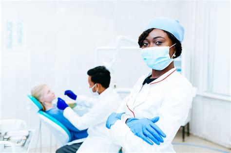 Dentista Fêmea Afro Americano Novo Na Máscara Na Frente Do Dentista Que