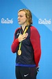美国的奥林匹克冠军姬蒂・雷德基在奖牌仪式期间的在里约的妇女的800m自由式的胜利以后2016年 编辑类库存图片 - 图片 包括有 美国的 ...