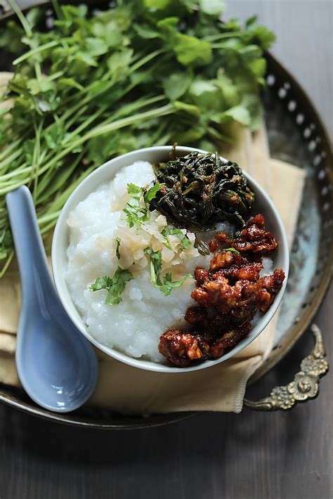 Apabila dijadikan sebagai menu bubur nasi biasa, ia paling selalu disajikan dengan hidangan sampingan atau lauk. Bubur Nasi Anak Dara - masam manis