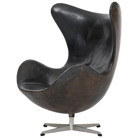 The egg chair was designed in 1958 by danish architect and designer arne jacobsen and produced by danish furniture company fritz hansen, which still manufactures it today. Arne Jacobsen Early Egg Chair in Original Black Leather by ...