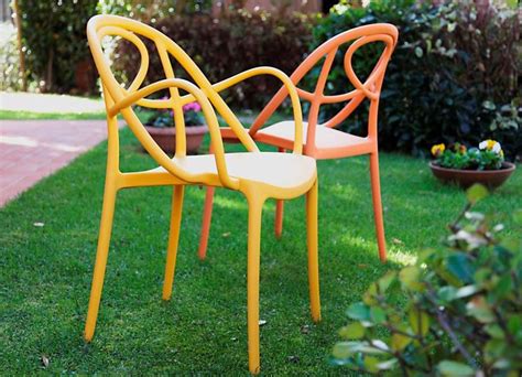 Пластиковые садовые стулья