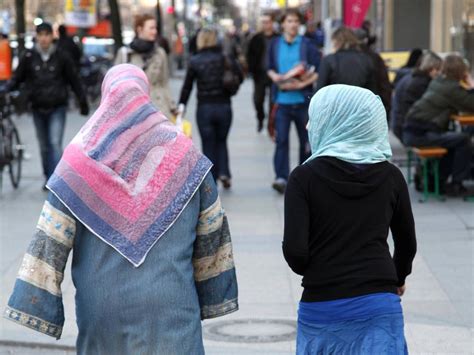 „mädchen Und Frauen Erleben Massive Diffamierungen“ Wenn Muslimas In Deutschland Ihr Kopftuch