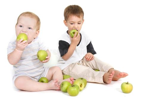 Deux Enfants Mangeant Les Pommes Vertes Image Stock Image Du