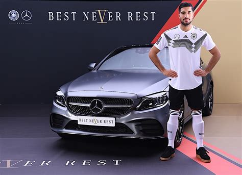Karim benzema aime les grosses voitures. Real Madrid's Karim Benzema Drives a Bugatti to Training ...