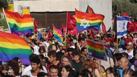 לאחר 5 שנות חברות, החליטו דניאל ואור להינשא. אלפים במצעד הגאווה בירושלים. רבנים בכירים בהפגנות הנגד - כיפה