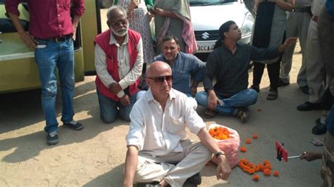 Karwan E Mohabbat Members Sit On Dharna Where Pehlu Khan Was Lynched Oneindia News