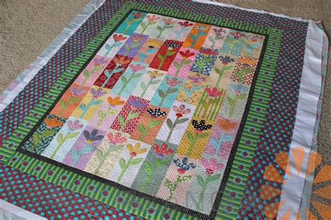 Notice how mary's version has an entirely different look. Piece N Quilt: Scrappy Flower Quilt - Custom Machine ...