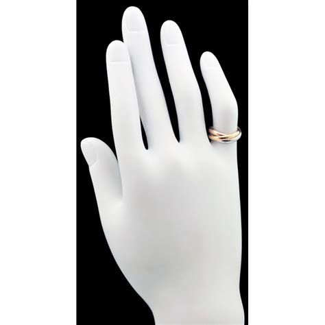 Les bagues sont l'incontournable en parlant de mariage. Bague Cartier Trinity trois ors