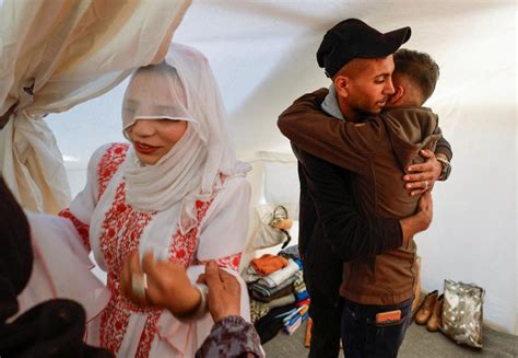 پناہ گزین کیمپ میں فلسطینی جوڑے کی سادگی سے شادی