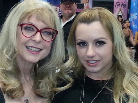 Tw Pornstars Nina Hartley Twitter Exxxotica It S Omg