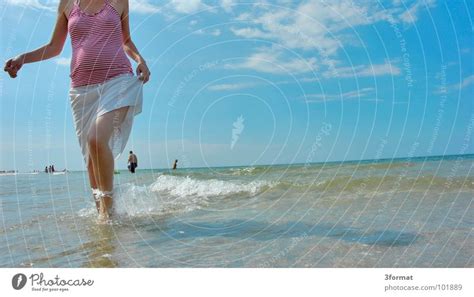 Nackte Junge M Dchen Gehen An Einem Sommertag Am Strand In Den Wellen