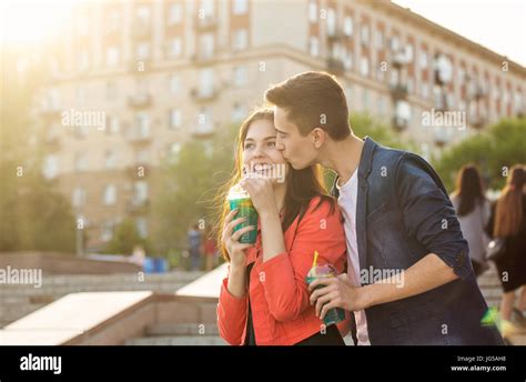 Teenager Paar Küsst Sich Fotos Und Bildmaterial In Hoher Auflösung Alamy
