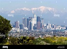 Blick auf die Innenstadt von Los Angeles mit Blick auf San Bernardino ...