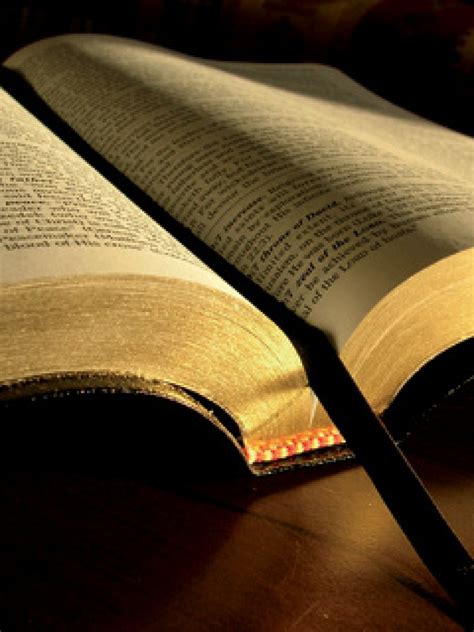 Blick auf die älteste bibel der welt, den codex sinaiticus, gezeigt in der british. Wie unterscheidet sich die Bibel von allen sonstigen ...