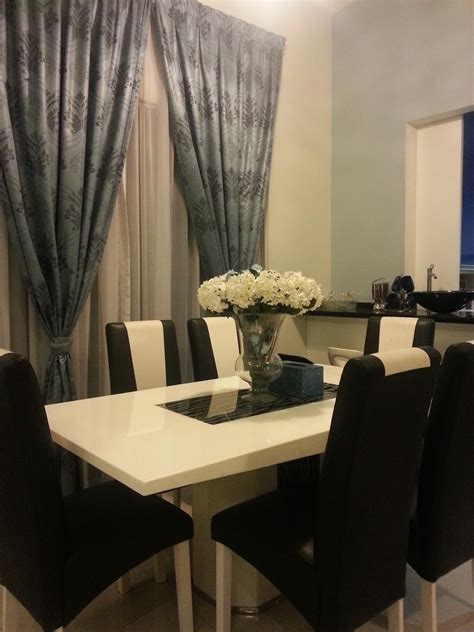 Meja makan favorit dengan desain minimalis yang memberikan kesan modern dan elegan untuk mempercantik ruang makan anda. X-presi by Kemn Azmaili: Ruang Makan, Moden dan Minimalis