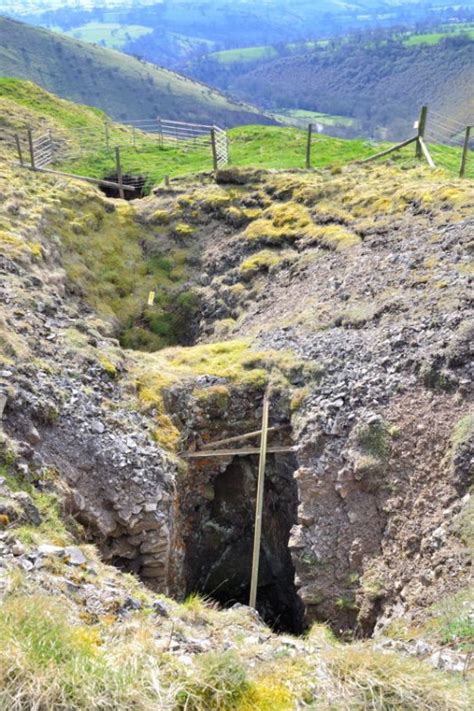 Thors Cave The Manifold Valley And Ecton Hill Walk Snap The Peaks